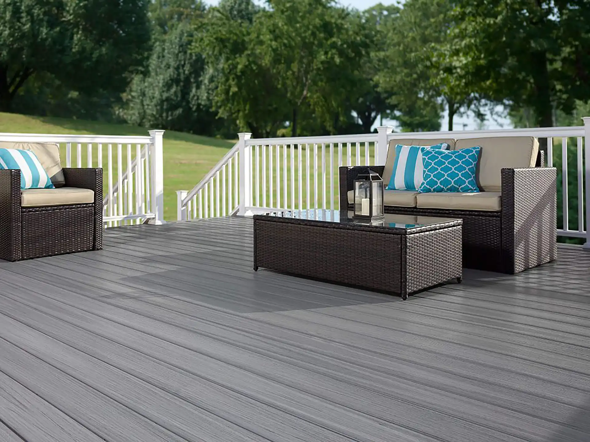 Fiberon decking - photo of deck made with Fiberon decking with outdoor furniture