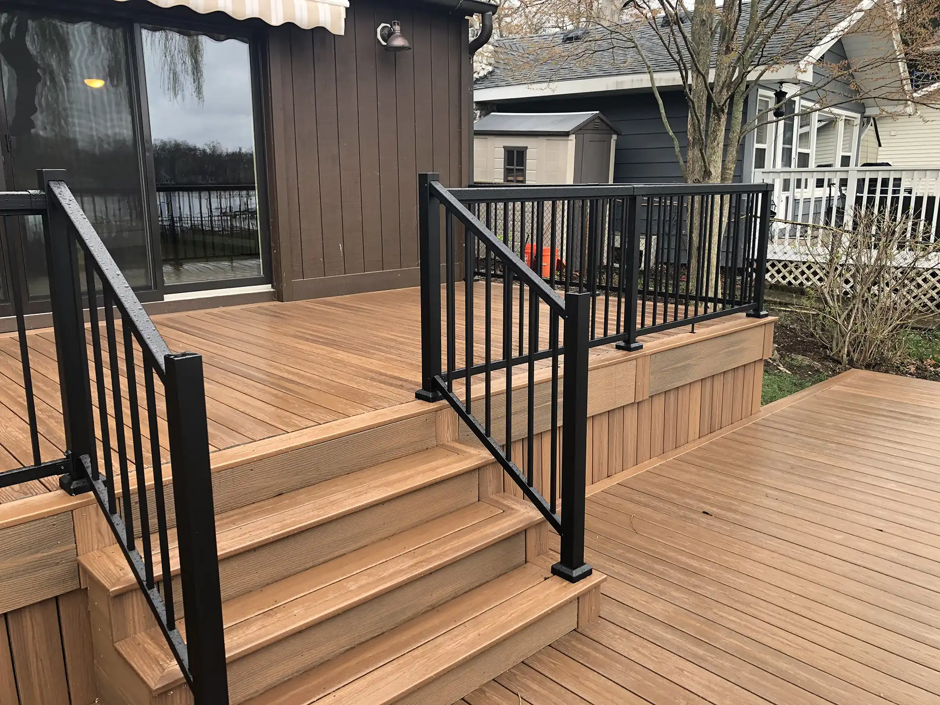 Fiberon decking - Photo of a multi-level deck with Fiberon deck boards.