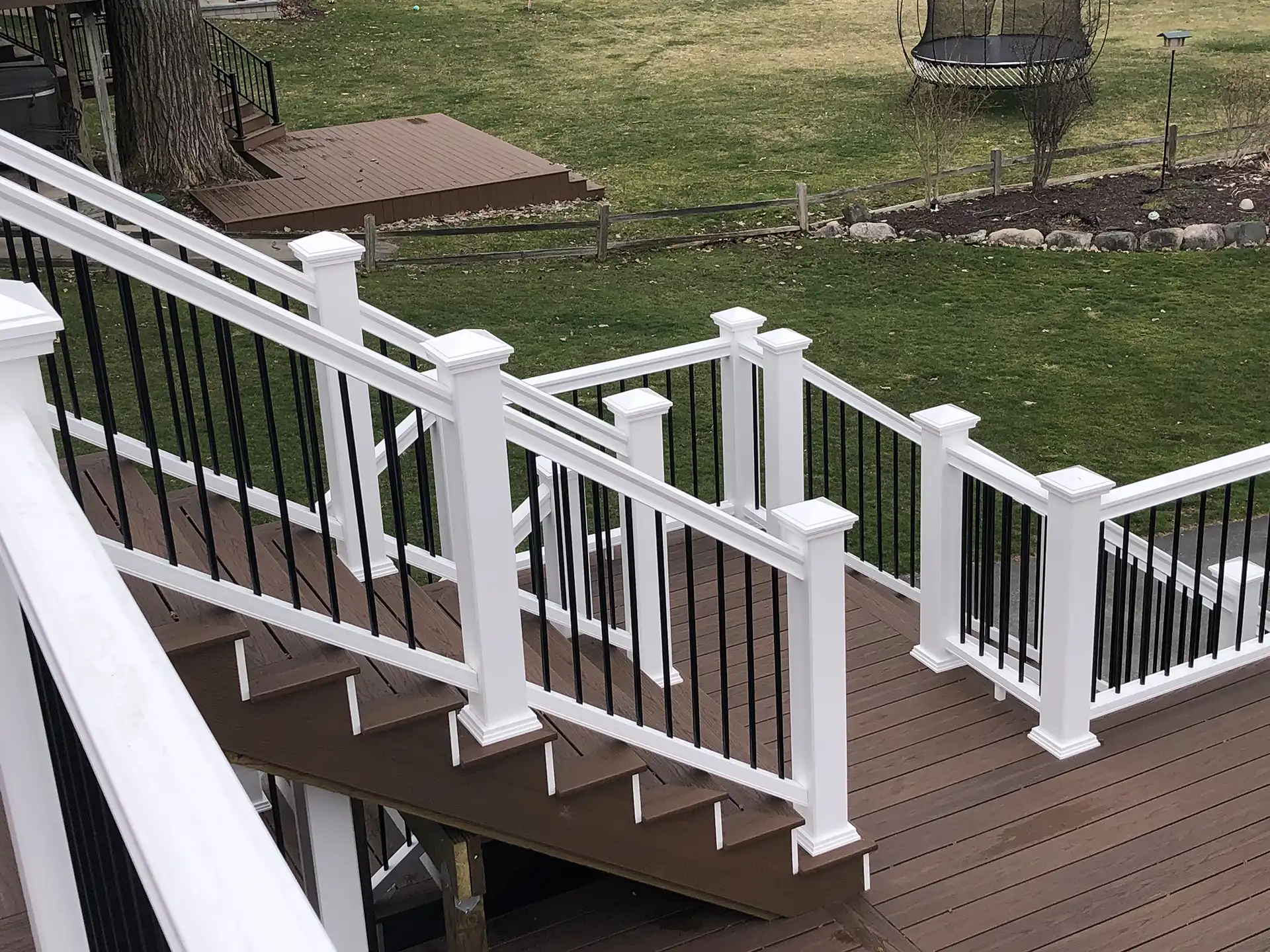 Fiberon decking - Photo of steps and deck railing as part of a multi-level deck